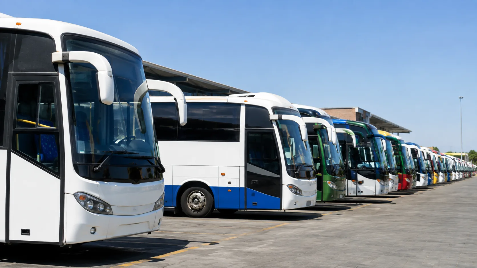 Buses de transporte público en un terminal colombiano